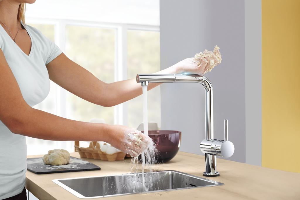 Minta Touch - potrete pulire le vostre mani sporche di pasta o carne, senza dover toccare il rubinetto. Basta appoggiare il polso. Foto: Grohe