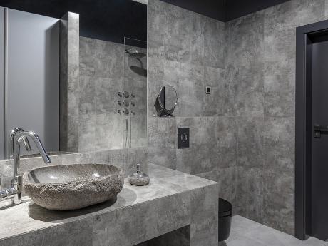 Il bagno in pietra e effetto cemento: come allestirlo
