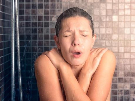 10 ottime ragioni per farsi una doccia fredda