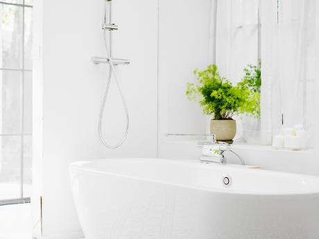 Un bagno in bianco: quali colori abbinarvi?